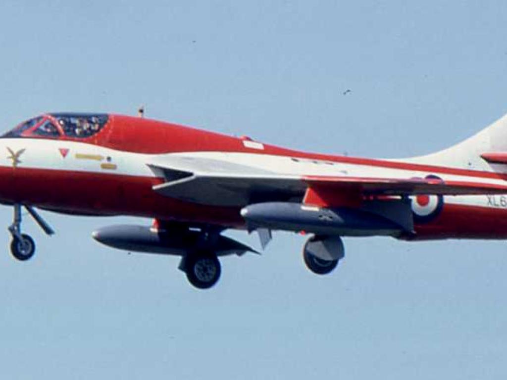 XL609 with 216 Squadron crest.  Photo source unknown, please contact me for credit.