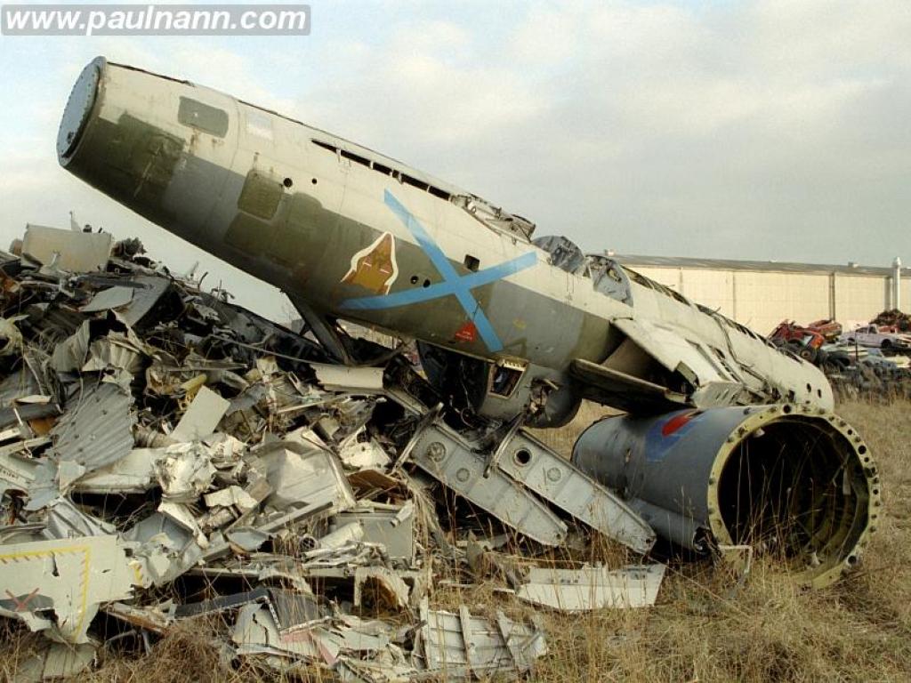 XL609, Hawker Hunter T.7, private/scrap yard, RAF marks, Elgin, 14/2/1993.  Photo by Paul Nann.